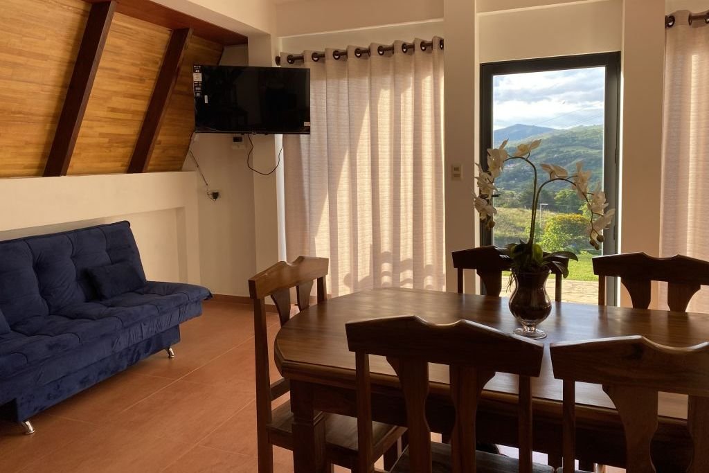 Vista de comedor y sofá cama de cabaña alpina para 6 personas