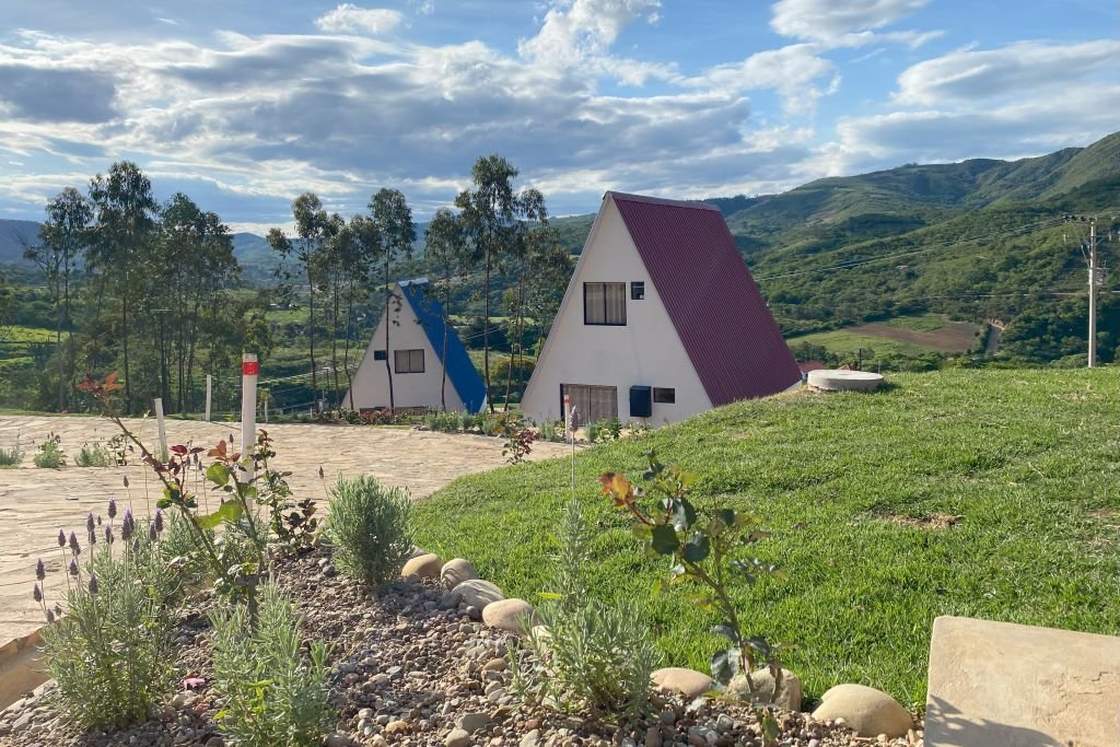 Vista trasera de cabaña alpina para 5 personas