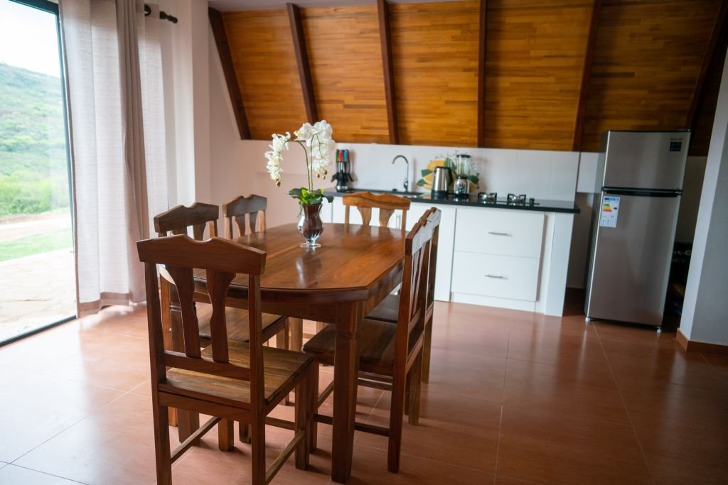 Vista de comedor de cabaña alpina para 5 personas