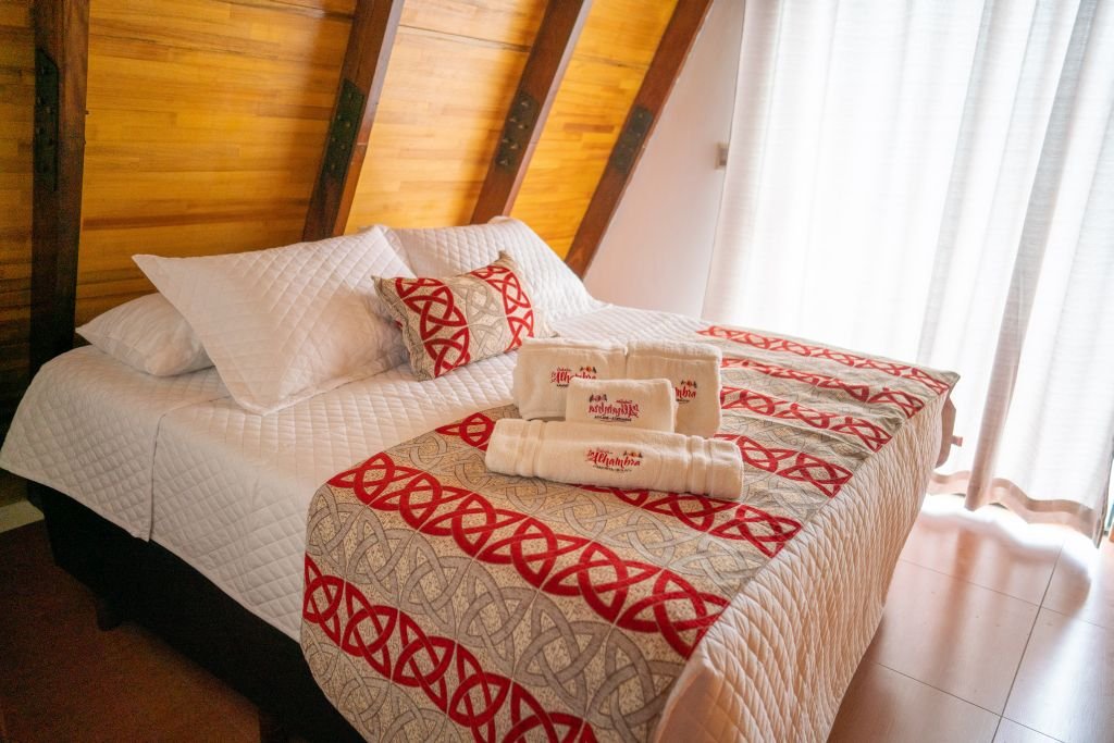 Vista de cama matrimonial de cabaña alpina para 5 personas