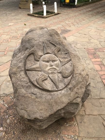 Piedra tallada en la plaza principal de Samaipata